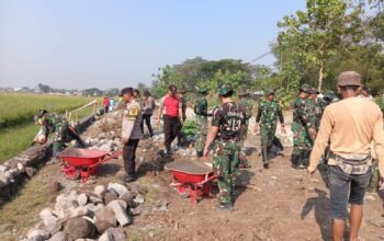 Walaupun Hari Libur, TMMD ke-129 Tetap Semangat Bekerja
