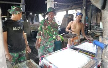 Lebih Dekat dengan Warga, Satgas TMMD Reguler Ke-129 Bantu Proses Pembuatan Tahu Tradisional