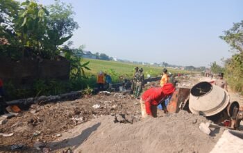 Gotong Royong Tni Dan Warga, Pembangunan Talud Di Desa Parangjoro Kecamatan Grogol Terus Dikebut