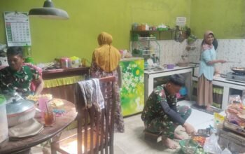 Prajurit Satgas TMMD dan Warga Kompak Siapkan Makan Siang, Kebersamaan Terjalin Hangat