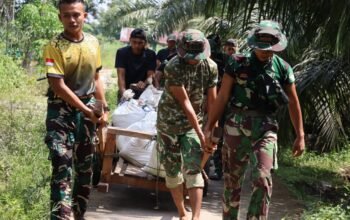 Hadapi Medan Sulit, Satgas TMMD ke-129 Kodim 0313/KPR Angkut Pasir dan Kerikil Secara Manual