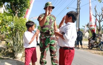 Satu Hormat, Seribu Keakraban  Momen Hangat Satgas Tmmd Sapa Anak Sd Di Pinggir Jalan