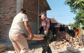 Semangat Gotong-royong Satgas Tmmd Dan Warga Dalam Rehab Masjid