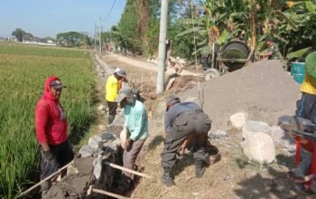 Satgas TMMD dan Warga Berpacu dengan Terik Matahari Rampungkan Talud