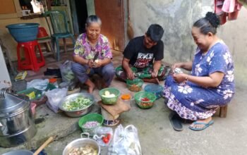 Menginap di Rumah Warga, Anggota Satgas TMMD Kodim 0726/ Sukoharjo Bantu Masak