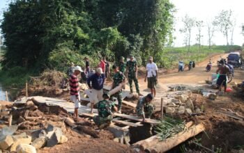 Gotong Royong Satgas TMMD dan Warga Desa Baru Raharja : Pengecoran Gorong-Gorong Dikebut Agar Segera Bermanfaat