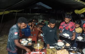Jaga Stamina Demi Pengabdian, Satgas TMMD Ke-129 Kodim 1807/Sorong Selatan Bagikan Vitamin dan Santap Malam Bersama Warga