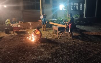 Lembur Hingga Malam, Satgas TMMD Ke-129 Kodim 1807/Sorong Selatan Kebut Pembangunan Rumah Semi Permanen Capai 49 Persen