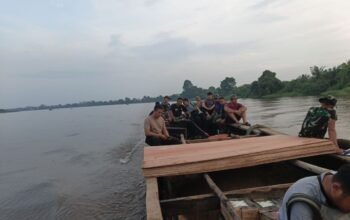 Tembus Arus Sungai Sejauh 15 Kilometer, Satgas TMMD Ke-129 Kodim 0313/KPR Langsir Material ke Desa Pangkalan Terap