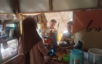 Satgas TMMD Reguler ke-129 Dukung UMKM Warga Saat Waktu Istirahat