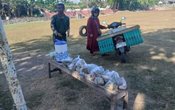 Bukti Kemanunggalan Tni Rakyat, Warga Desa Parangjoro Berikan Makanan Untuk Satgas Tmmd Kodim 0726/Sukoharjo