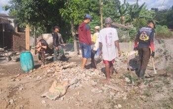 Penuh Keakraban, Anggota Satgas TMMD Reguler Ke-129 Desa Parangjoro Bersama Warga Sebelum Memulai Aktivitas