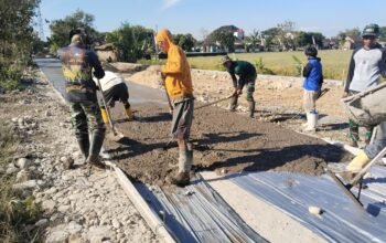 Semangat Gotong Royong Satgas TMMD dan Warga Percepat Pengecoran Jalan