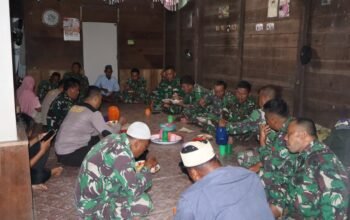 Hangatnya Kebersamaan: Satgas TMMD Ke-129 Kodim 0313/KPR Gelar Makan Bersama di Rumah Orang Tua Asuh