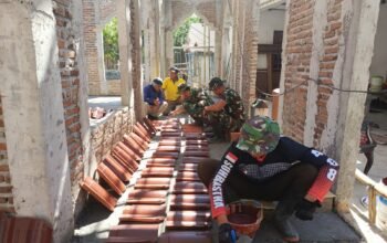 Satgas TMMD Ke-129 Kodim 0726/Skh Laksanakan Pengecatan Genteng di Masjid Al Mubarok Parangjoro