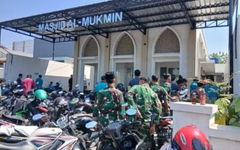 Khidmat, Anggota Satgas TMMD Kodim 0726/Sukoharjo Laksanakan Sholat Juma’t Bersama Warga di Masjid AL-MUKMIN Desa Parangjoro