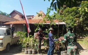 Semangat dan Kompak Satgas TMMD ke 129 KODIM 0726 Sukoharjo Bersama Warga Angkut Material