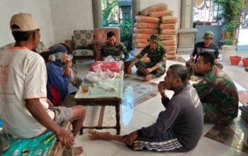Penuh Keakraban, Anggota Satgas TMMD Reguler Ke-129 Desa Parangjoro Bersama Warga Sebelum Memulai Aktivitas