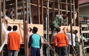 Wujud Kemanunggalan : Satgas TMMD Ke-129 dan Warga Bahu-Membahu Bedah Rumah Ibu Timah