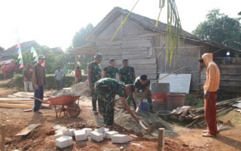 Aduk Semen Secara Manual, Anggota Satgas TMMD Ke-129 Kodim 0412/LU Tetap Semangat