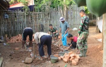 Tampak Kompak, TNI dan Masyarakat Bangun Gorong-gorong di TMMD Ke-129 Kodim 0412/LU