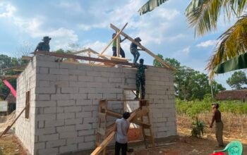 Wajah Haru Suwardi dan Asa Baru Kerangka Kuda-Kuda Rumahnya mulai dipasang