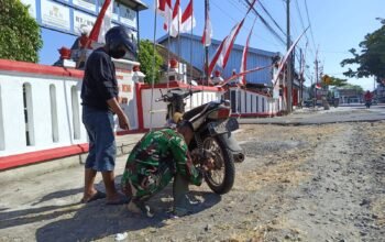 Satgas TMMD Ke-129 Kodim 0726/Skh Bantu Warga Perbaiki Rantai Motor di Depan Balai Desa Parangjoro