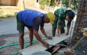 Satgas TMMD Reguler Ke-129 Kodim 0726/Sukoharjo Bantu Pemasangan Papan Cor Masjid Al Mubarok Desa Parangjoro