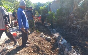 Semangat Gotong Royong Satgas TMMD Reguler ke-129 dan Warga Parangjoro Terpancar Dalam Membangun Talut sepanjang 500 Meter