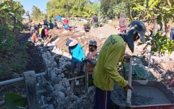 Walaupun Panas Terik, Anggota Satgas TMMD Kodim Sukoharjo Tak Kenal Lelah