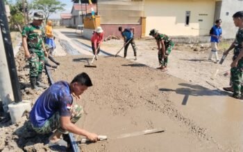 Semangat Pantang Menyerah, Satgas TMMD dan Warga Kebut Pengecoran Jalan di Bawah Terik Matahari