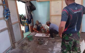 Rumah Makin Layak, Satgas TMMD REG KE-129 KODIM 0726/Sukoharjo Pasang Keramik di Rumah Bapak Margono Desa Parangjoro