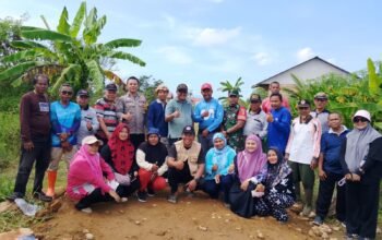 Babinsa dan Bhabinkamtibmas Turut Gotong Royong, Perkuat Sinergi TNI-Polri Bersama Masyarakat di Dadok Tunggul Hitam