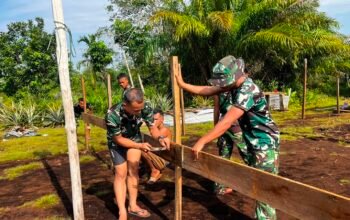 Begeser ke Dusun II Parit Baru, Satgas TMMD Ke-129 Kodim 0313/KPR Mulai Pengerjaan RTLH Bapak Zaini