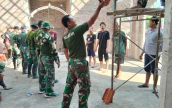 Tidak Mengenal Hari Minggu, Satgas TMMD Reguler Ke-129 Bersama Warga Gotong Royong Menaikkan Genting Masjid Al Mubarok
