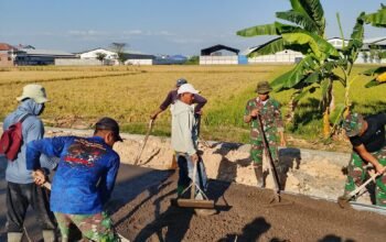 Personel TMMD Reguler ke-129 Kodim 0726/Sukoharjo Tanpa Lelah Bahu Membahu Bersama Masyarakat
