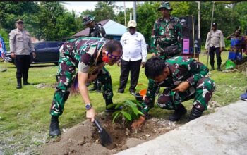 Hijaukan Kampung, Sejahterakan Warga! Satgas TMMD Ke-129 Tanam 500 Pohon Produktif untuk Masa Depan Masyarakat Sesor