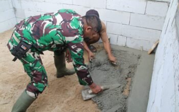 Pengecoran Lantai RLH Dikerjakan Bersama, Wujud Sinergi Satgas TMMD ke-129 dan Warga