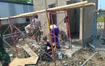 Anggota Satgas Tetap Semangat Mengerjakan Kamar Mandi Lapangan Parang Kusuma