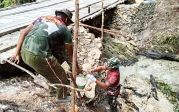 Rehab jembatan capai 50 persen, Satgas TMMD ke-129 Kodim 1807/Sorong Selatan percepat akses dan tingkatkan kesejahteraan warga