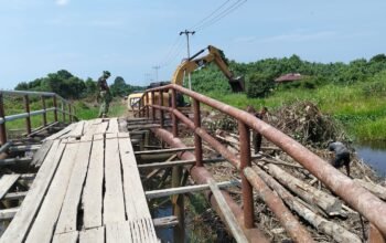 Jaga Kelancaran Pasokan Material, Satgas TMMD Ke-129 Kodim 0313/KPR Terus kerjakan Perbaikan Jembatan Penyeberangan Sementara