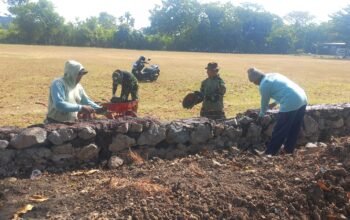 Keringat Menetes di Baju Tak Menjadi Penghalang Warga Desa Parangjoro Lanjutkan Pembangunan Talut