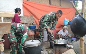 Hangatkan Kebersamaan, Satgas TMMD dan Ibu-Ibu Baru Raharja Memasak Bersama untuk Pekerja RLH