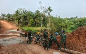 Pastikan Jalan Kokoh dan Aman, TNI Bersama Masyarakat Lampung Utara Rapikan Material Gorong-Gorong 3
