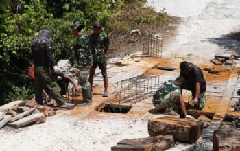 Dansatgas TMMD Ke-129 Tinjau Langsung Rehab Jembatan di Kampung Sesor, Pastikan Pembangunan Tepat Sasaran dan Berkualitas