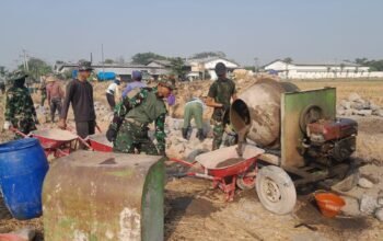 Satgas TMMD Reguler ke-129 Kodim 0726/Sukoharjo Bersama Masyarakat Semangat Gotong Royong Membangun Desa Parangjoro