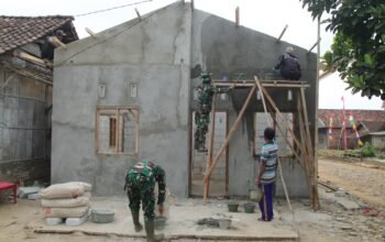 Hari ke-16 TMMD Ke-129, Plester Dinding Rumah Sandri Terus Dikebut Menuju Rampung 100 Persen