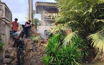 Satgas TMMD Ke-129 Kodim 0412/Lampung Utara Bersama Warga Bersihkan Sungai Way Jerinjing
