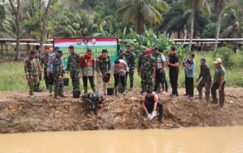Percepat Ketahanan Pangan, Satgas TMMD ke-129 Kodim 0412/LU Tebar Ribuan Bibit Ikan di Desa Baru Raharja