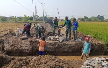 Satgas TMMD Reguler Ke-129 Kodim 0726/Sukoharjo Membantu Warga Membangun Gorong-gorong Demi Melancarkan Aliran Air